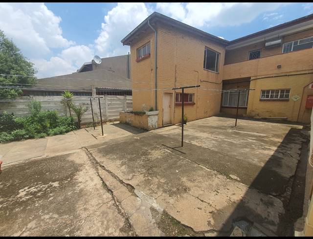 2 BEDROOM APARTMENT TO LET IN THREE RIVERS PROPER